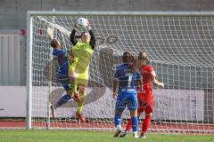 2. Fußball-Liga - Frauen - Saison 2022/2023 - FC Ingolstadt 04 - SC Sand - Torwart Maier Franziska (Nr.1 - FC Ingolstadt 04 ) fängt den Ball sicher - König Cindy blau SC Sand - Foto: Meyer Jürgen