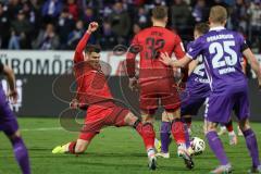 3. Liga; VfL Osnabrück - FC Ingolstadt 04; Jonas Scholz (15, FCI) will noch an den Ball. Simon Lorenz (32, FCI) Wiemann Niklas (25 VFL) Wiemann Niklas (25 VFL)