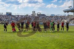 3. Liga; TSV 1860 München - FC Ingolstadt 04; Sieg Jubel Freude Spieler bedanken sich bei den Fans. Team sitzt vor den singenden Fans bis sie aufspringen