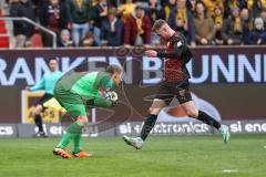 3. Liga; FC Ingolstadt 04 - SG Dynamo Dresden; Jannik Mause (7, FCI) kommt zu spät Torwart Broll Kevin (35 DD)