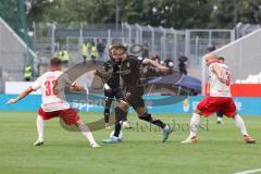 3. Liga; Rot-Weiss Essen - FC Ingolstadt 04; Zweikampf Kampf um den Ball Patrick Schmidt (9, FCI) Eisfeld Thomas (32 RW) Herzenbruch Felix (3 RW) hinten Hans Nunoo Sarpei (18 FCI)