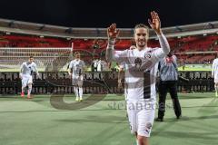 2.BL; 1. FC Nürnberg - FC Ingolstadt 04; Spiel ist aus, Sieg 0:5, Mannschaft geht zu den mitgereisten Fans, Jonatan Kotzke (25, FCI)