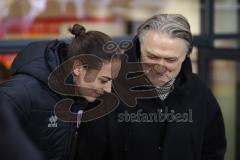 3. Liga; SSV Jahn Regensburg - FC Ingolstadt 04; vor dem Spiel Cheftrainerin Sabrina Wittmann (FCI) und Geschäftsführers Dietmar Beiersdorfer (FCI Sport Kommunikation)