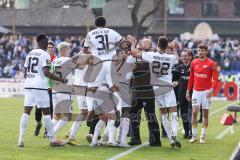 3. Liga; SV Meppen - FC Ingolstadt 04; Tor Jubel Treffer 0:2  mit dem Kopf Moussa Doumbouya (27, FCI) an der Seitenlinie, Spielerbank Torwart-Trainer Robert Wulnikowski (FCI) Cheftrainer Michael Köllner (FCI) Hans Nunoo Sarpei (18 FCI) Arian Llugiqi (25, 
