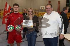 Lotto Bayern Hallencup - Siegerehrung- Lindenkreuzhalle Saison 2024/25 -  - 2. Sieger - Türk SV Ingolstadt — Enes Kuqanaj -  - Lotto/Toto-Vertreterin  Susanne Ehret  - GSL Ömer Karakas - Foto: Meyer Jürgen