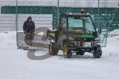 2023_12_1 - - Saison 2023/24 - Schnee auf dem Fussballplatz - ASP - Audi Sport Park - Platz ist gesperrt - Schild platz ist gesperrt Schnee Tor Spielabsage Schnee schippen Traktor Greenkeeper - Foto: Meyer Jürgen