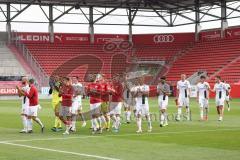 2.BL; FC Ingolstadt 04 - SpVgg Greuther Fürth; Testspiel; die Mannschaft bedankt sich bei den Fans die ins Stadion durften (1500)