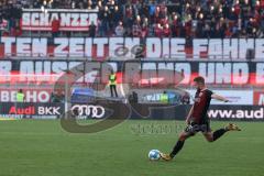 2.BL; FC Ingolstadt 04 - SSV Jahn Regensburg; Freistoß Marc Stendera (10, FCI)