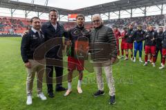 3. Liga; FC Ingolstadt 04 - SV Waldhof Mannheim; Verabschiedung der Spieler die den Verein verlassen. Strömender Regen vor dem Spiel. Florian Günzler (FCI Geschäftsführer Finanz und Orga) Karl Meier, Vorsitzender des Aufsichtsrats (FCI) Yann Sturm (7, FCI