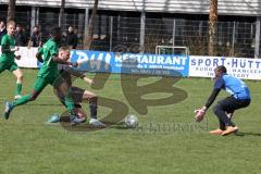 Fussball - Kreisliga - FC Grün Weiss Ingolstadt - FC Fatih Ingolstadt - Mathias Habricht schwarz Fatih mit einer Torchance - Farug Lawal Torwart GW Ingolstadt - Foto: Meyer Jürgen