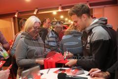 2024_1_16 - 3. Liga - Saison 2023/24 - Fantreffen - FC Ingolstadt 04 -  - Simon Lorenz (Nr.32 - FC Ingolstadt 04) beim Autogramm schreiben  - XXXXX - Foto: Meyer Jürgen