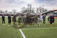3. Liga; SC Verl - FC Ingolstadt 04; nach dem Spiel Sieg Jubel Freude; Spieler bedanken sich bei den mitgereisten Fans Torwart Boevink Pelle (26 FCI) Pascal Testroet (37, FCI) Simon Lorenz (32, FCI) Marcel Costly (22, FCI) Gustav Christensen (24, FCI) Rya