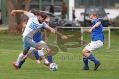 Kreisklasse - Saison 2025/26- TSV Großmehring - SV Oberstimm-  - Jonas Weidinger weiss Oberstimm  - Maximilian Samweber blau Großmehring - Niclas Filser blau Großmehring links - Foto: Meyer Jürgen