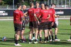 2.BL; FC Ingolstadt 04 - Neuer Cheftrainer Andre Schubert mit Co-Trainer Asif Saric im ersten Training, Cheftrainer André Schubert (FCI) verteilt Leibchen Stefan Kutschke (30, FCI) Filip Bilbija (35, FCI) Patrick Schmidt (32, FCI) Rico Preißinger (6, FCI)