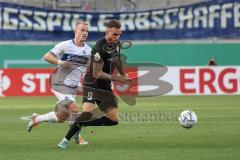 DFB Pokal; FC Ingolstadt 04 - SV Darmstadt 98; Patrick Schmidt (9, FCI) Zweikampf Kampf um den Ball Holland Fabian (32 SVD)