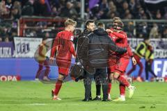 3. Liga; VfL Osnabrück - FC Ingolstadt 04; Yannick Deichmann (20, FCI) verletzt sich und wird vom Feld geführt mit Simon Lorenz (32, FCI) und Max Plath (14 FCI)
