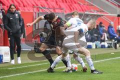 2.BL; FC Ingolstadt 04 - SV Darmstadt 98; Zweikampf Kampf um den Ball Stefan Kutschke (30, FCI) Isherwood Thomas (3 SVD) Holland Fabian (32 SVD)