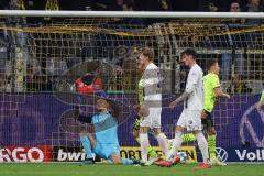 DFB Pokal; Borussia Dortmund - FC Ingolstadt 04; Tor 2:0 Torwart Fabijan Buntic (24, FCI) am Boden machtlos, Merlin Röhl (34, FCI) Maximilian Neuberger (38, FCI) Thomas Keller (27, FCI)