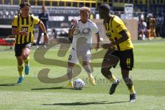 3. Fußball-Liga - Saison 2022/2023 - Borussia Dortmund II - FC Ingolstadt 04 - Jalen Hawkins (Nr.20 - FCI) - Soumaila Coulibaly (Nr.44 - Borussia Dortmund II) -Foto: Meyer Jürgen