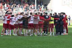 3. Liga - Saison 2025/26 - SV Wehen/Wiesbaden - FC Ingolstadt 04  -  Die Mannschaft bildet einen Kreis vor dem Spiel -  - XXXXX - Foto: Meyer Jürgen