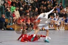 Lotto Bayern Hallencup - Lindenkreuzhalle Saison 2024/25 - FC Penzberg - Türk SV Ingolstadt - Efe Kurtar weiss Penzberg - Aurel Kuqanaj rot Türk Ing - Foto: Meyer Jürgen