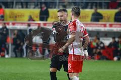 2.BL; SSV Jahn Regensburg - FC Ingolstadt 04; nach dem Spiel Patrick Schmidt (32, FCI) Jan Elvedi (33 Jahn)