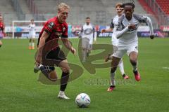 3.Liga - Saison 2022/2023 - FC Ingolstadt 04 -  - FC Freiburg II - Tobias Bech (Nr.11 - FCI) - Jordy Makendo (Nr.4 - SC Freiburg II) - Foto: Meyer Jürgen