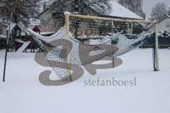 2023_12_1 - - Saison 2023/24 - Schnee auf dem Fussballplatz - SV Haunwöhr - Platz ist gesperrt - Schild platz ist gesperrt Schnee Tor Spielabsage Schnee - Foto: Meyer Jürgen