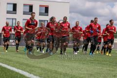 2. Bundesliga - FC Ingolstadt 04 - Trainingsauftakt mit neuem Trainerteam - Die Mannschaft läuft gesammelt um den Platz, vorne weg Stefan Kutschke (30, FCI)