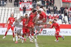 3. Liga; Rot-Weiss Essen - FC Ingolstadt 04; Torchance verpasst Mladen Cvjetinovic (19, FCI) Eitschberger Julian (2 RWE) Mizuta Kaito (24 RWE) Dennis Borkowski (7, FCI)