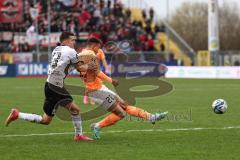 3. Liga; SSV Ulm 1846 - FC Ingolstadt 04; Marcel Costly (22, FCI) Zweikampf Kampf um den Ball Rösch Romario (43 Ulm)