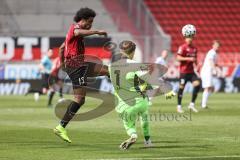 3. Liga - FC Ingolstadt 04 - 1. FC Saarbrücken - Torwart Batz Daniel (1 SB) kommt Francisco Da Silva Caiuby (13, FCI) zuvor