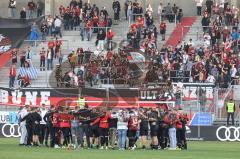3. Liga; FC Ingolstadt 04 - Viktoria Köln; Niederlage, hängende Köpfe Teambesprechung nach dem Spiel vor den Fans