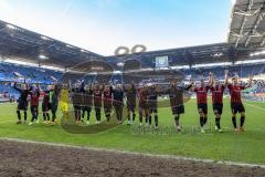 3. Liga; MSV Duisburg - FC Ingolstadt 04; Sieg Jubel Freude Spieler bedanken sich bei den Fans.