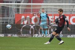2.BL; FC Ingolstadt 04 - Hannover 96; Denis Linsmayer (23, FCI) Torwart Fabijan Buntic (24, FCI)