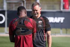 3. Liga - Saison 2026/27 - 1. Trainingseinheit mit Achim Beierlorzer - Cheftrainer Achim Beierlorzer (FCI) - Obed Ugondu (Nr.17 - FCI) - Foto: Meyer Jürgen