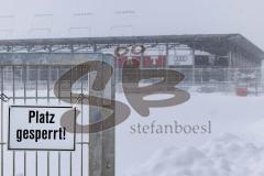 2023_12_2 - - Saison 2023/24 - Schnee auf dem Fussballplatz - ASP — Audi Sport Park -  XXXXX - XXXXX - Schild platz ist gesperrt Schnee Spielabsage Foto: Meyer Jürgen