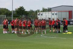 3. Liga - Saison 2024/25 - Trainingsauftakt- FC Ingolstadt 04 -  - Cheftrainerin Sabrina Wittmann (FCI) gibt Anweisungen mit Taktiktafel - XXXXX - Foto: Meyer Jürgen