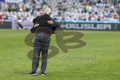 3. Liga; TSV 1860 München - FC Ingolstadt 04; Vorsitzender des Vorstandes Peter Jackwerth (FCI) begrüßt Cheftrainerin Sabrina Wittmann (FCI)