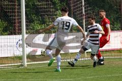 Kreisliga - Saison 2024/25- SV Kasing - TSV Kösching-  -  Der 1:0 Führungstreffer durch - Simon Renn weiss Kasing - jubel - Valentin Hafner rot Kösching - Foto: Meyer Jürgen