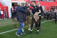 3. Liga - Saison 2024/25 - FC Ingolstadt 04 - SV Wehen Wiesbaden - Verabschiedung  - Vorsitzender des Vorstandes Peter  Jackwerth (FCI) - Karl Meier - Torwart Pelle Boevink (Nr.26 - FCI) - XXXXX - Foto: Meyer Jürgen