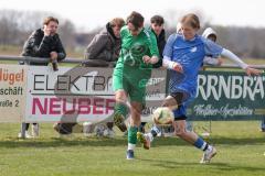 Kreisliga - Saison 2025/26- SV Hundszell - VFB Eichstätt II - Elias Weixler blau Hundszell - Julius Gietl grün Eichstätt - Foto: Meyer Jürgen