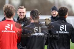 3. Liga; FC Ingolstadt 04 - Trainingsauftakt im Audi Sportpark, Trainingsgelände; Torwart Marius Funk (1, FCI) hat Geburtstag und alle singen