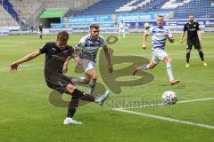 3. Liga - MSV Duisburg - FC Ingolstadt 04 - Zweikampf Dennis Eckert Ayensa (7, FCI) Joshua Bitter (23 MSV) Schuß Tor