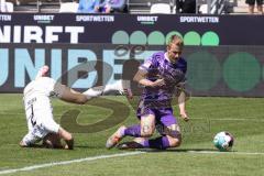 Relegation 2 - VfL Osnabrück - FC Ingolstadt 04 - Dennis Eckert Ayensa (7, FCI) stößt mit Gugganig Lukas (4 VfL) zsammen