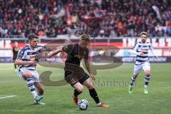 3. Liga; FC Ingolstadt 04 - MSV Duisburg; Zweikampf Kampf um den Ball Joshua Bitter (29 MSV) Sebastian Grönning (11, FCI)