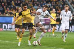 3. Liga; Dynamo Dresden - FC Ingolstadt 04; Tim Heike (9, FCI) Zweikampf Kampf um den Ball Kammerknecht Claudio (15 DD)