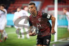 3. Liga; FC Ingolstadt 04 - SC Verl; Marcel Costly (22, FCI) schnappt sich den Ball zur Ecke
