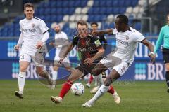 3. Liga; SV Wehen Wiesbaden - FC Ingolstadt 04; Taffertshofer Emanuel (5 SVW) Moussa Doumbouya (27, FCI) Zweikampf Kampf um den Ball