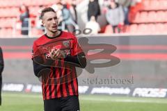 3. Liga; FC Ingolstadt 04 - VfL Osnabrück; Niederlage, hängende Köpfe, Spieler bedanken sich bei den Fans, klatschen, Kapitän Tobias Schröck (21, FCI)